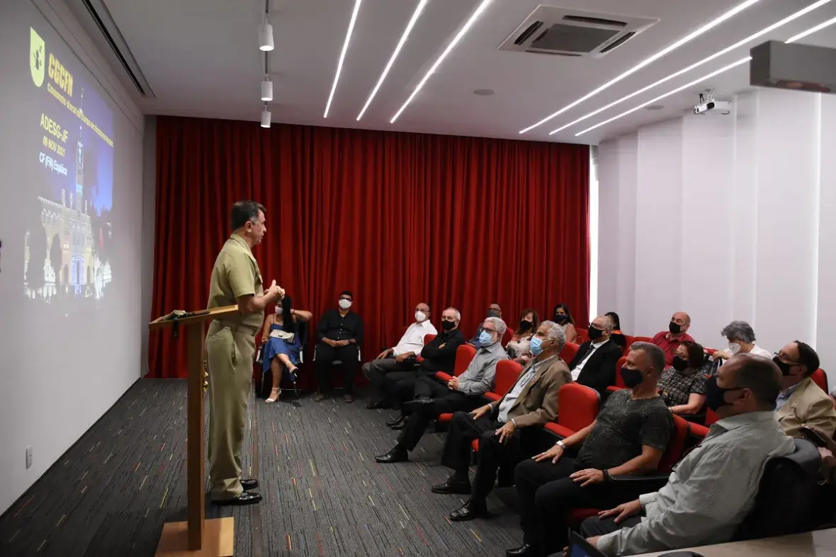 A visita teve início com uma palestra