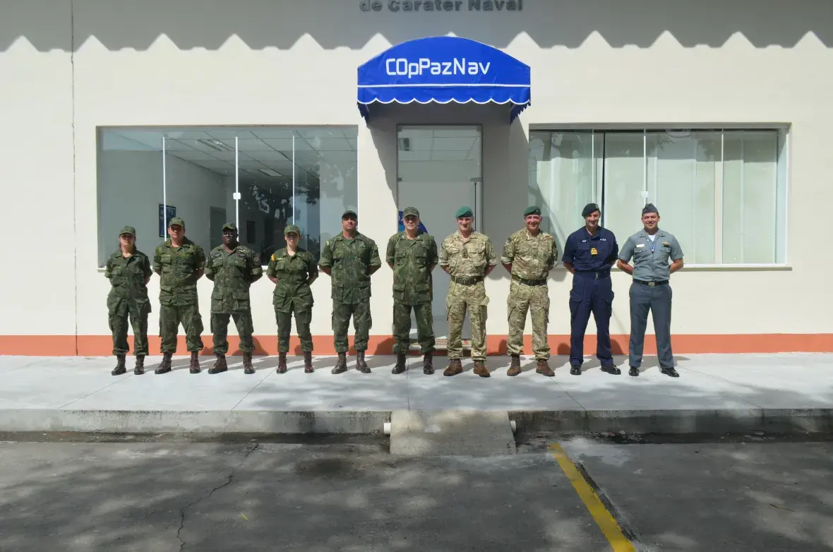 Comitiva da Marinha Real Britânica visita Centro de Operações de Paz de Caráter Naval