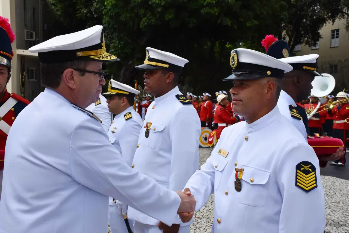 Foram agraciados 52 militares com quatro âncoras em ouro, prata ou bronze