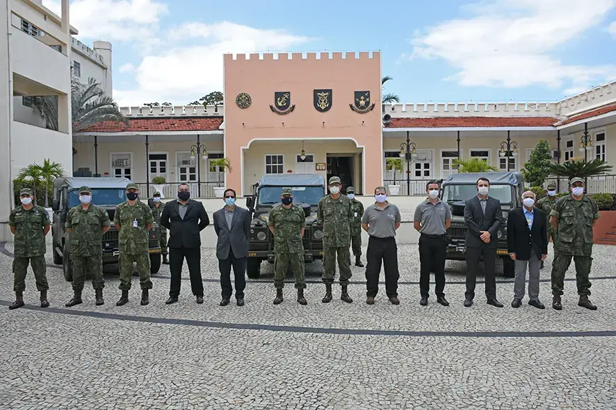 Oficiais-generais do CFN e representantes da empresa Land Rover participaram do evento