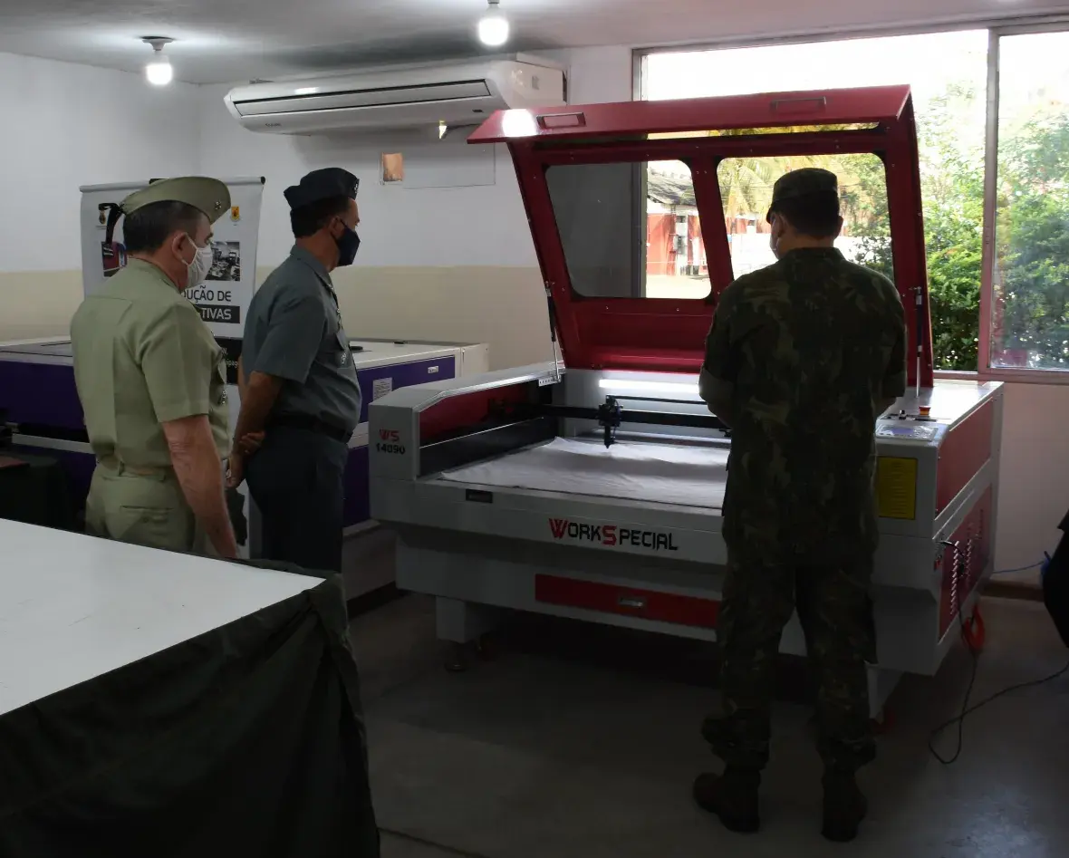 Na ocasião, o Almirante Ilques conheceu as instalações onde são produzidos equipamentos e dispositivos de combate à Covid-19