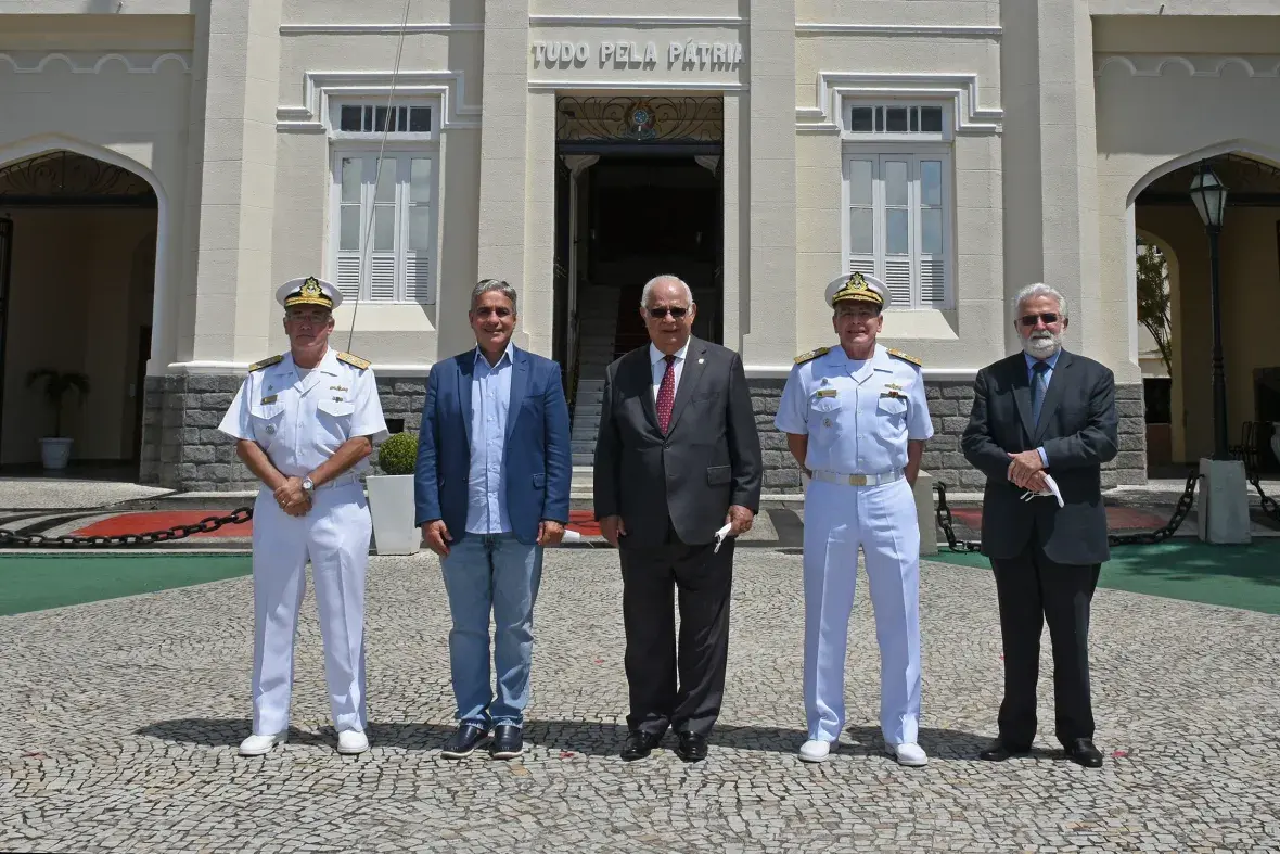 Comitiva em visita ao CGCFN