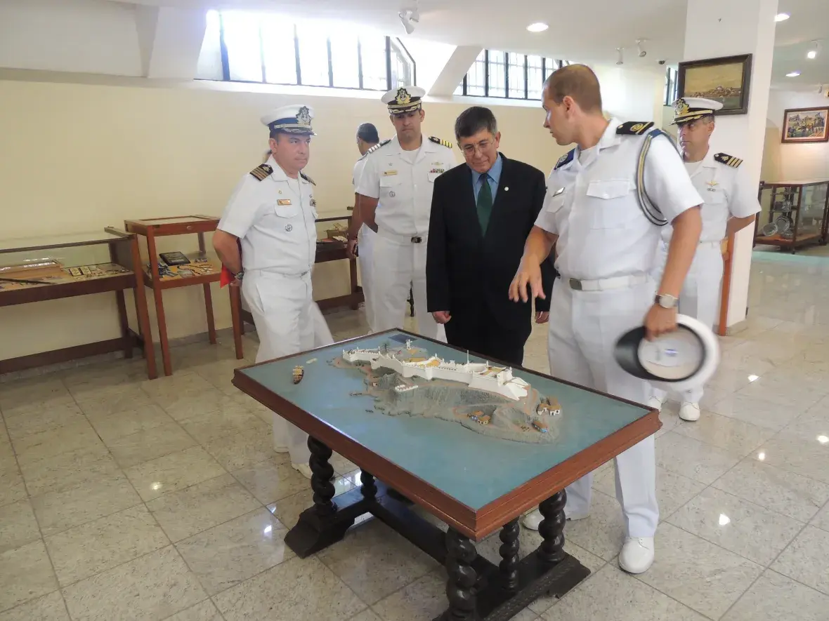 Em seguida, o Sr. Artur visitou o Museu do CFN