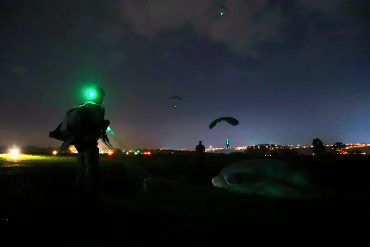 Durante o adestramento foram realizados saltos diurno e noturno