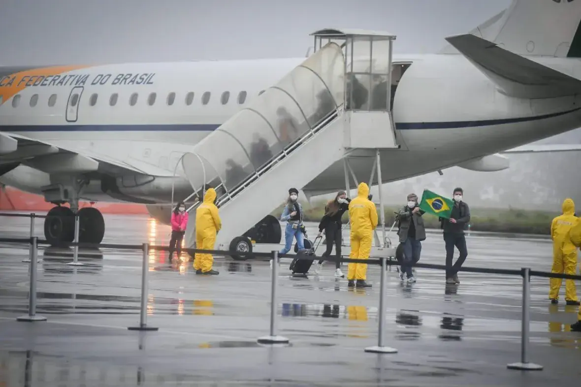 Os 34 brasileiros repatriados de Wuhan, na China, chegaram ao Brasil em aeronaves da Força Aérea Brasileira
