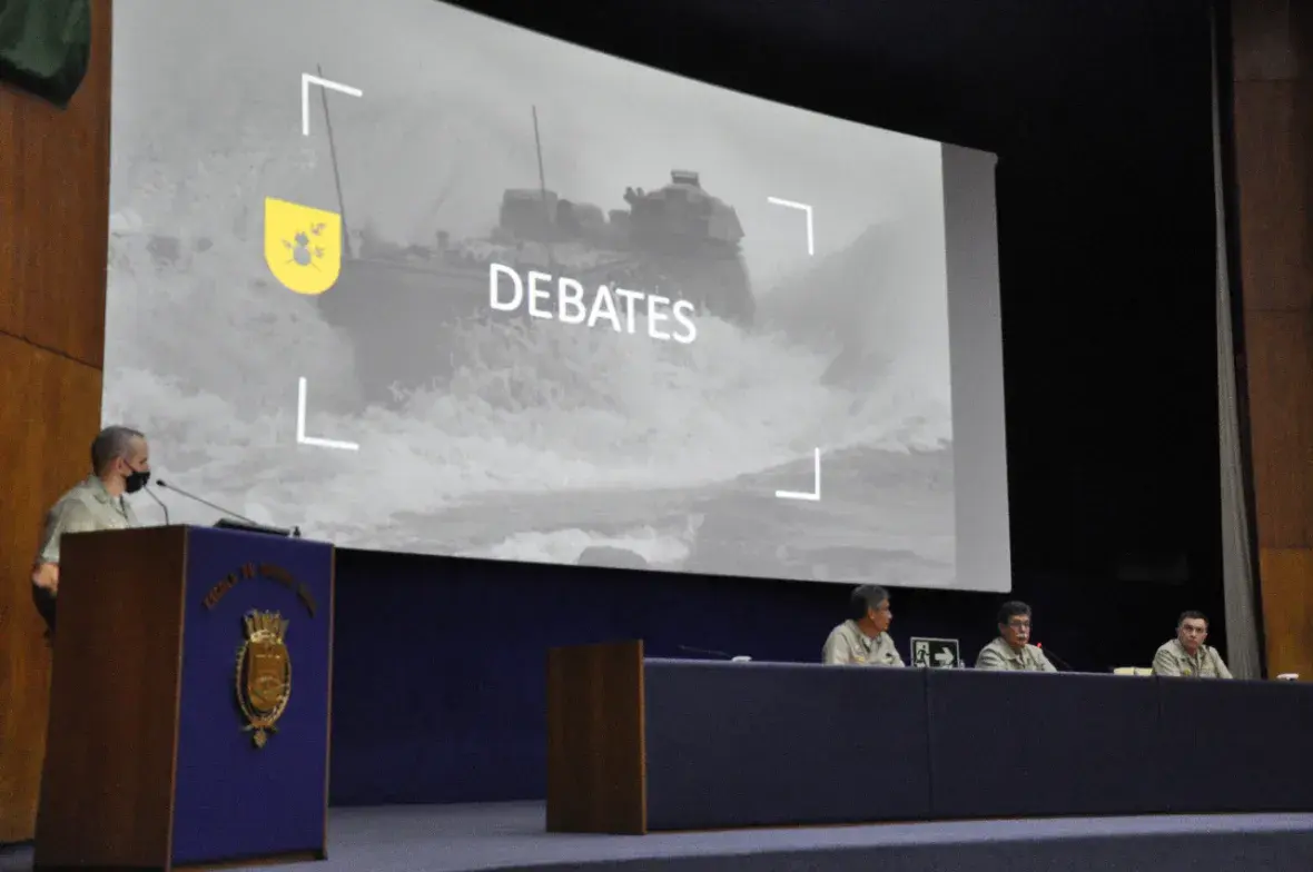 Ao término da palestra, os oficiais-alunos puderam debater sobre o tema com os oficiais-generais presentes