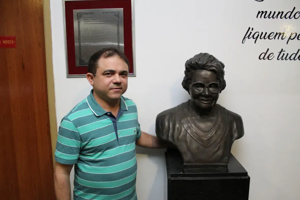 Professor José Luiz Lira afirmou que o Museu do CFN tem o busto mais fiel de Rachel de Queiroz que já viu