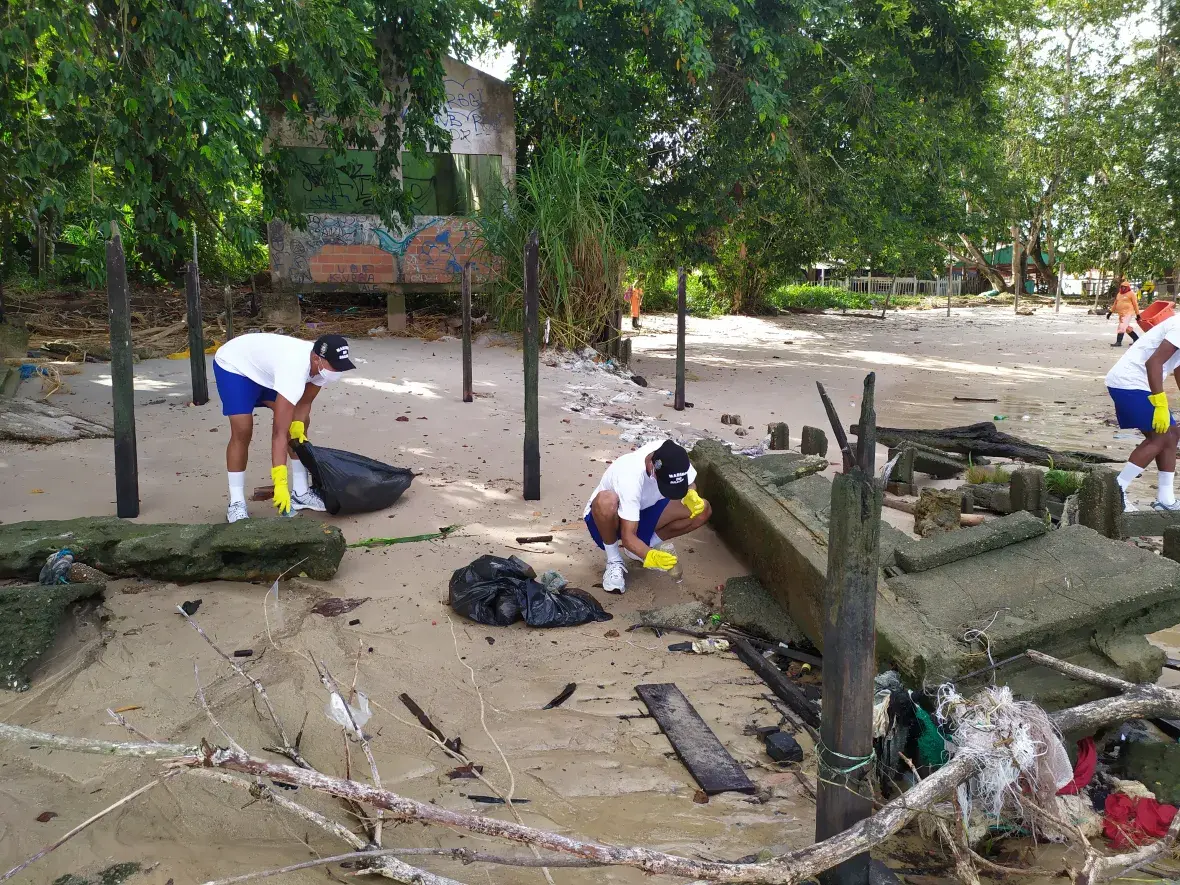 Militares realizaram a limpeza da Praia do Amor, no distrito de Outeiro