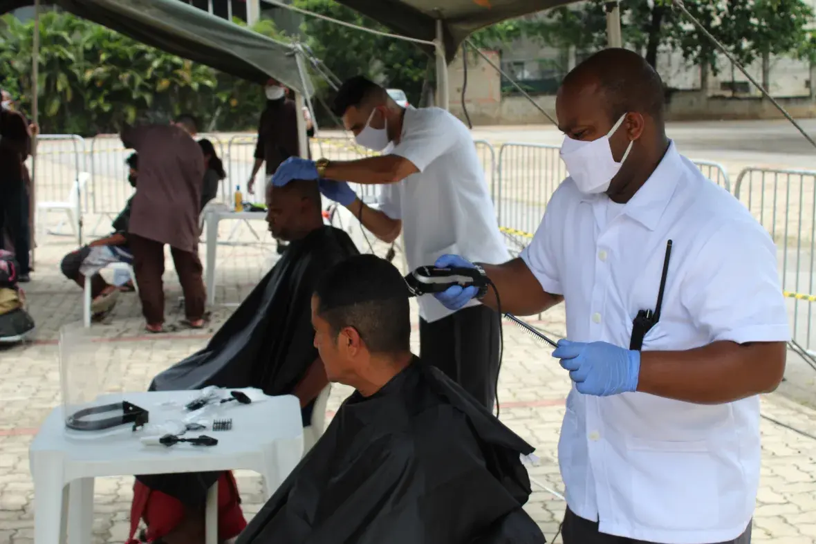 Dentre outras ações, militares ofereceram cortes de cabelo a pessoas em situação de rua