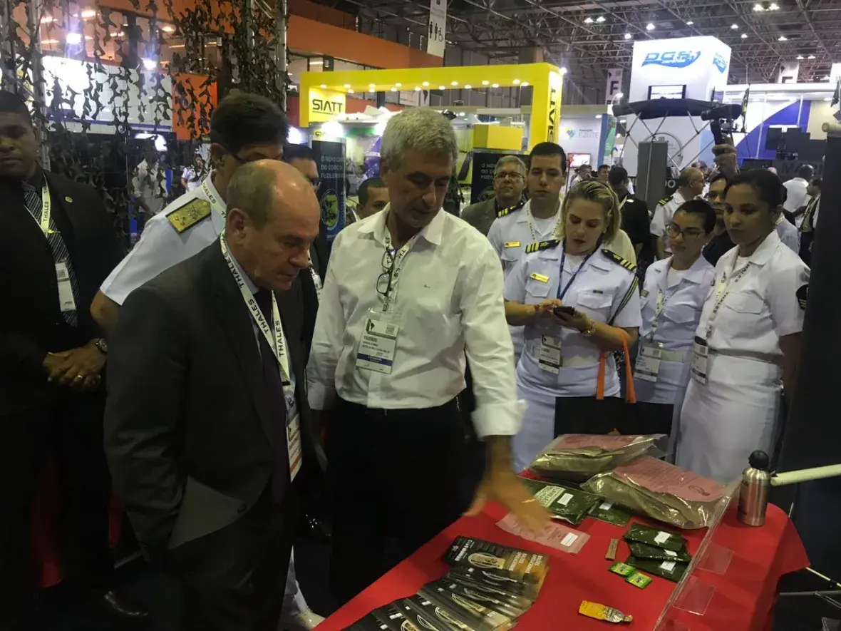 Ministro da Defesa visitou estande do CFN na LAAD, no dia 4 de abril