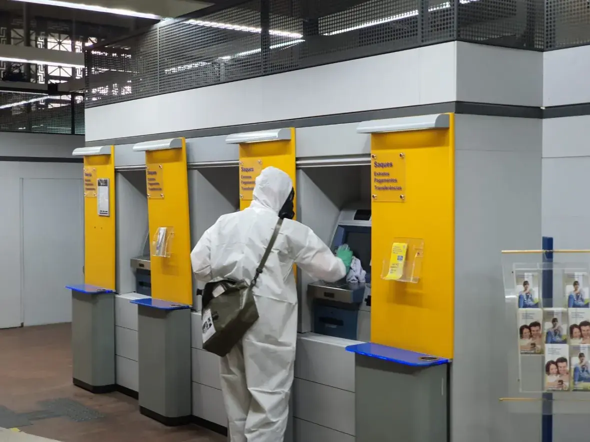 Caixas eletrônicos e outros locais com grande circulação de pessoas foram prioridade