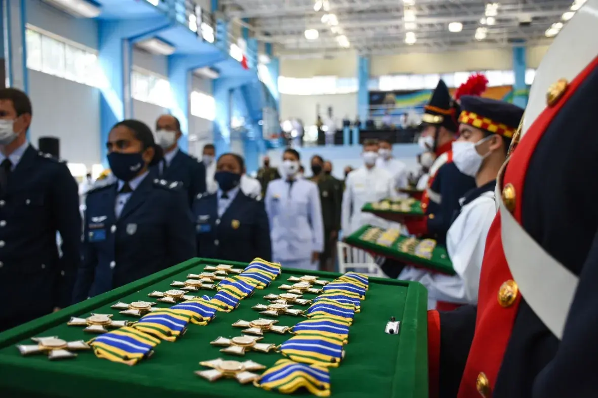 A Medalha Mérito Desportivo Militar destina-se a agraciar personalidades e instituições que contribuem para o desporto militar brasileiro