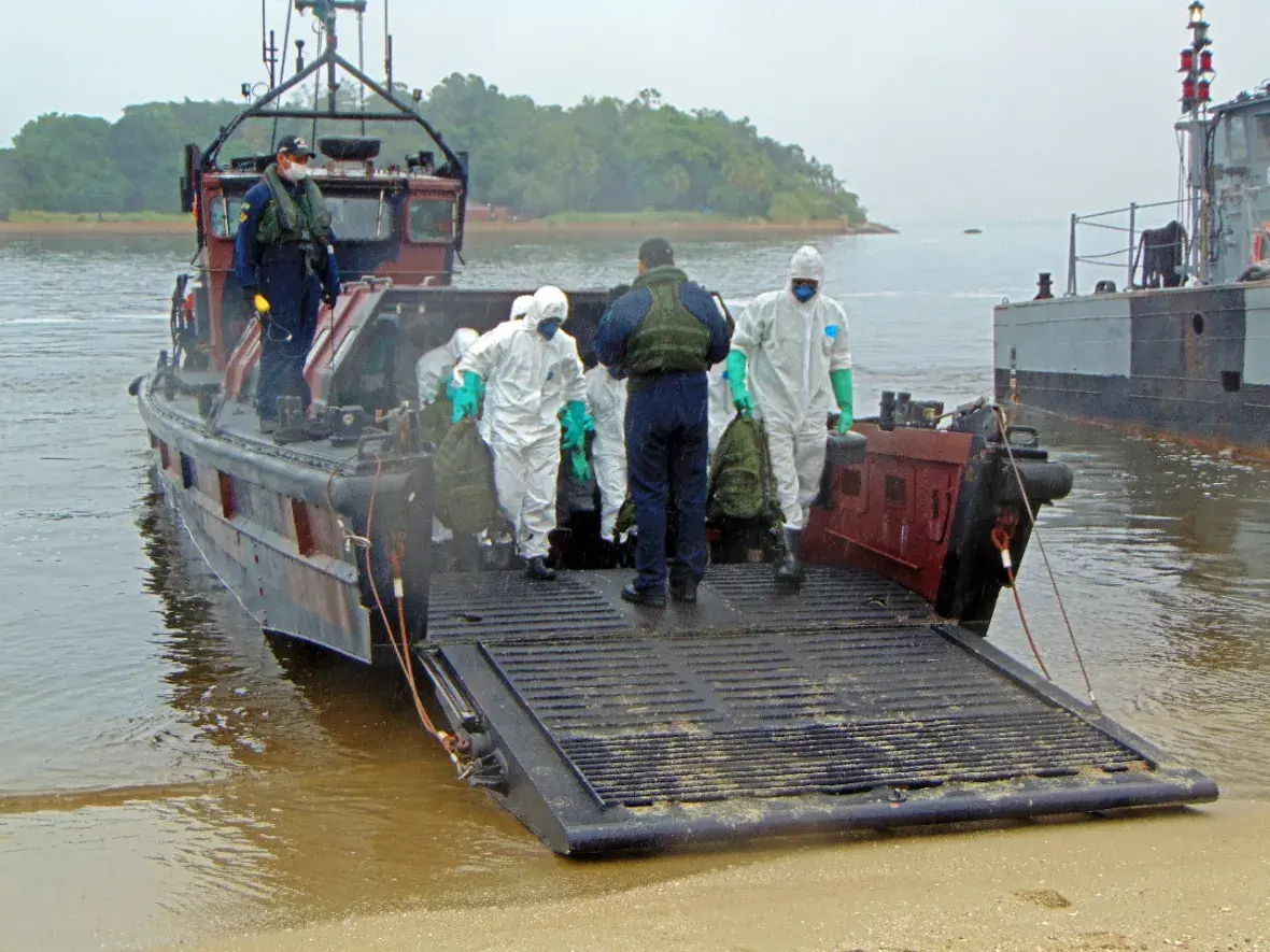 Militares são transportados para Paquetá em Embarcação de Desembarque de Viatura e Pessoal