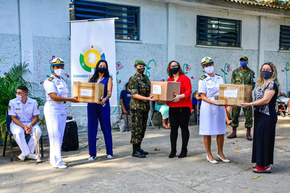 Militares da Marinha e do Exército promoveram ações em complexo de abrigos na Ilha do Governador