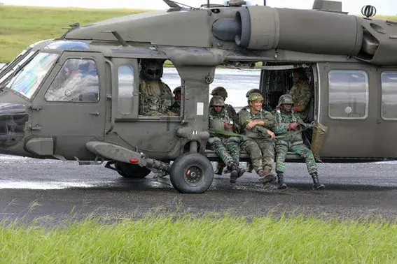 Salto multinacional realizado da aeronave UH-60 Blackhawk, dos Estados Unidos