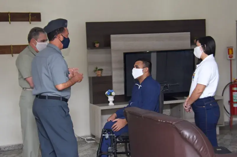 Soldado Maycon recebe visita do Comandante da Marinha e do Comandante-Geral do CFN