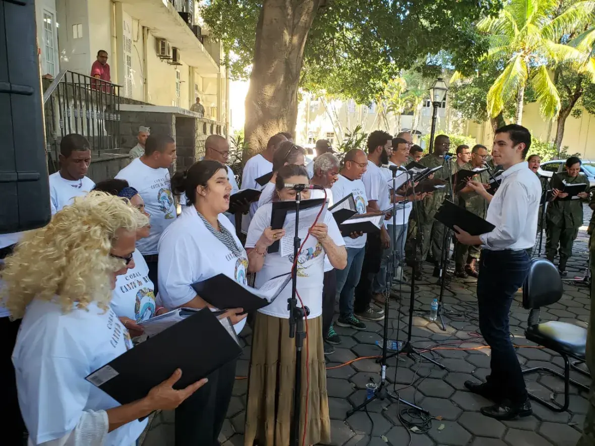 Coro Canto da Rua, formado por moradores de rua, fez participação especial