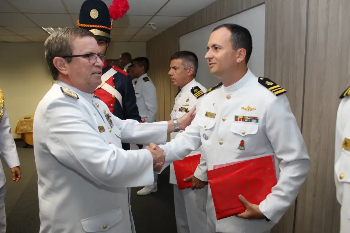 Foram premiados os autores dos seis melhores trabalhos apresentados durante a “Semana da Leitura” promovida pelas organizações militares do CFN
