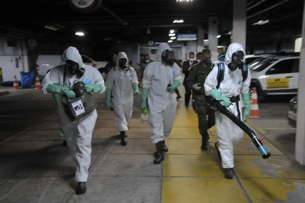 Militares utilizam Equipamento de Proteção Individual durante as ações