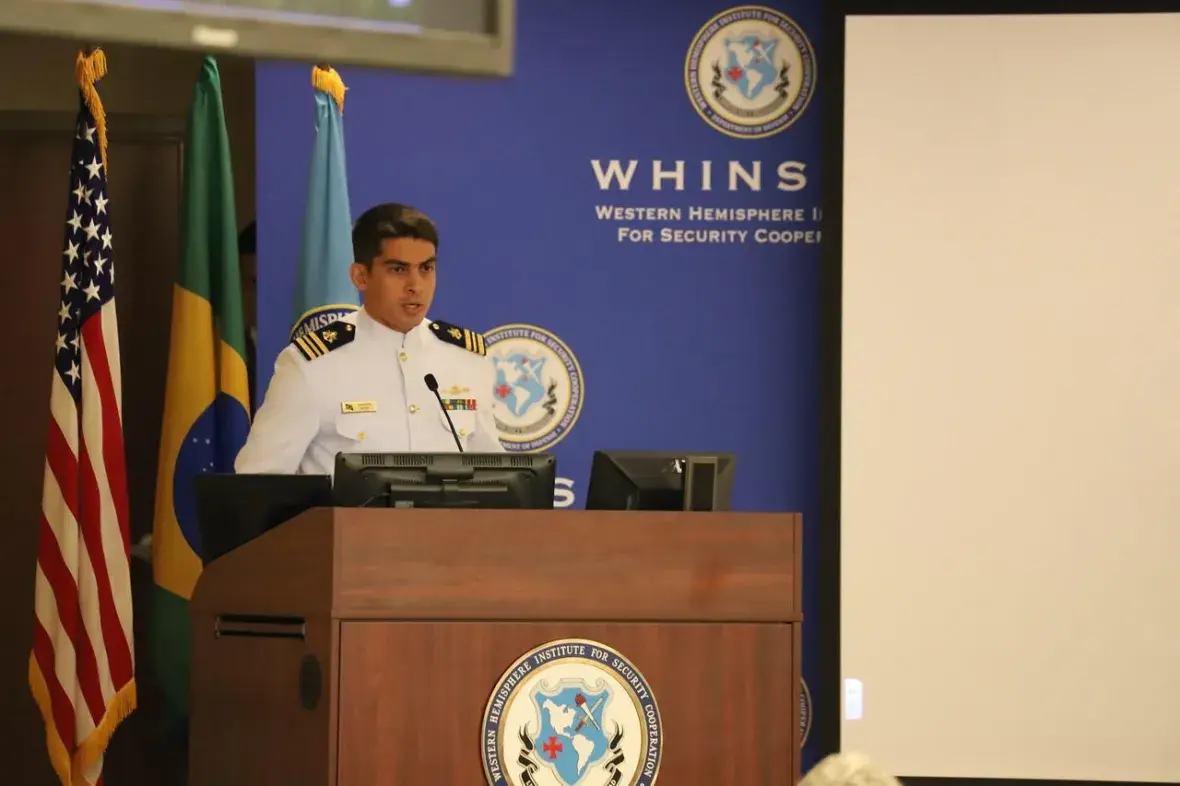 Eleito Instrutor do Ano, Capitão de Corveta (FN) Adelton concorreu com instrutores americanos e de outras 17 nacionalidades