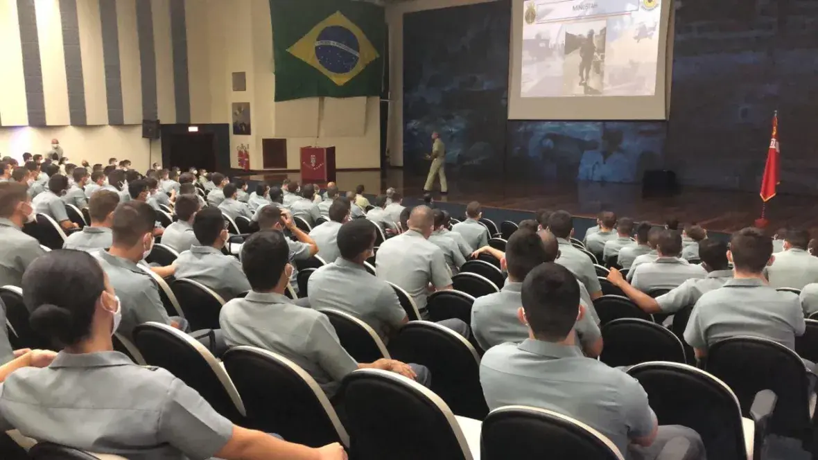 Na ocasião, foi observado o distanciamento entre as cadeiras e o uso de máscara