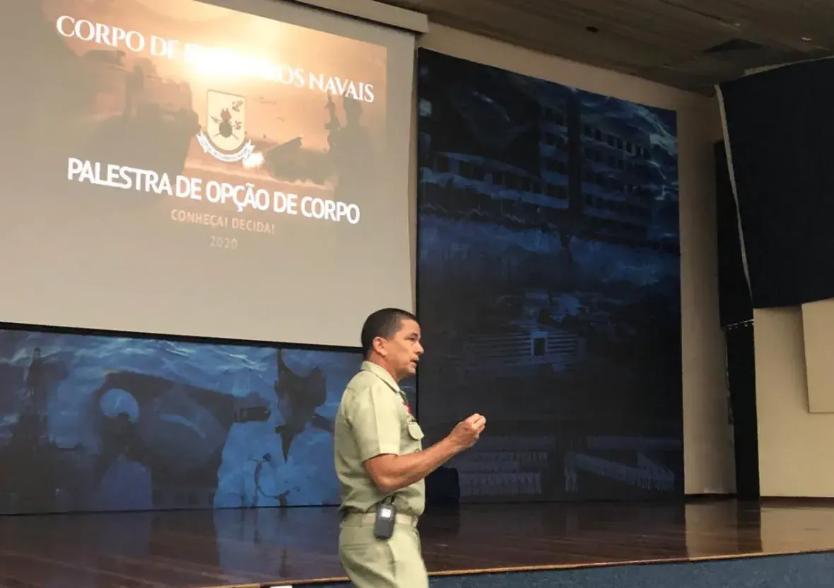 Contra-Almirante (FN) Lage abordou aspectos da carreira do Fuzileiro Naval em sua palestra