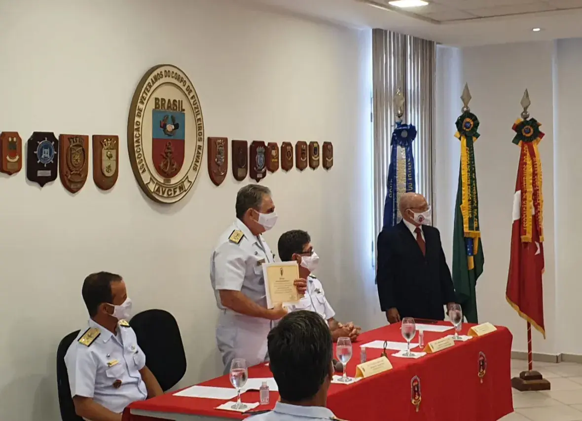 O Almirante Zuccaro recebeu o Diploma de Associado Grande Benemérito "pelos excepcionais serviços prestados à AVCFN"