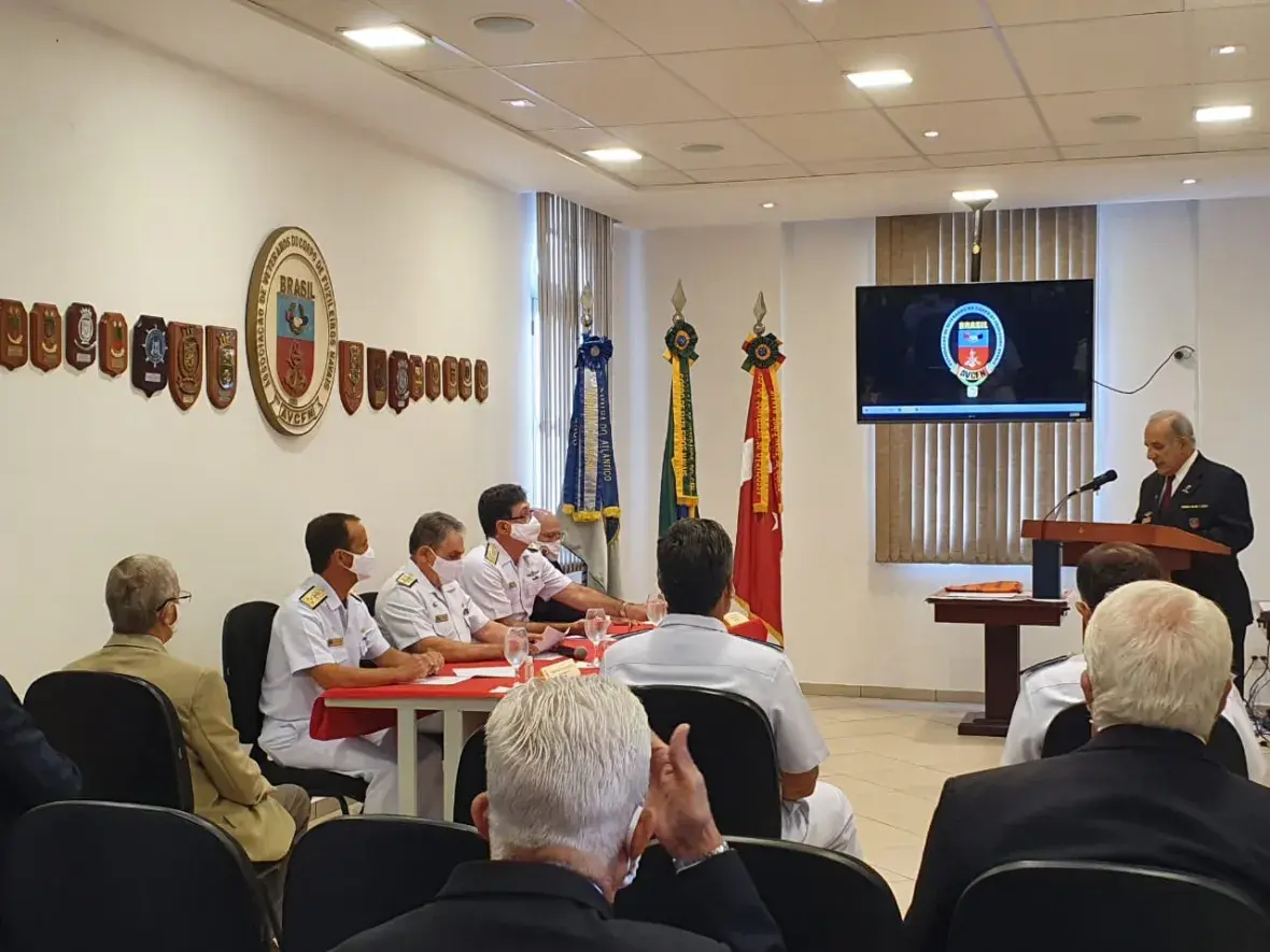 O Almirante Zuccaro recebeu o Diploma de Associado Grande Benemérito "pelos excepcionais serviços prestados à AVCFN"