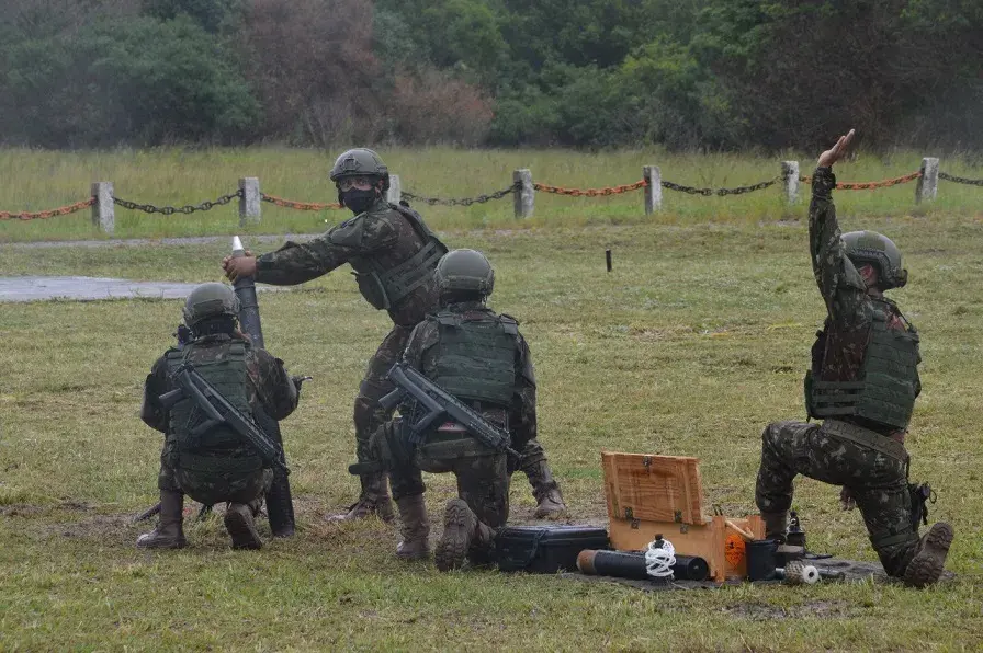 A demonstração de tiro de morteiro 81mm modelo Arsenal de Guerra do Rio foi feita no Centro de Avaliações do Exército