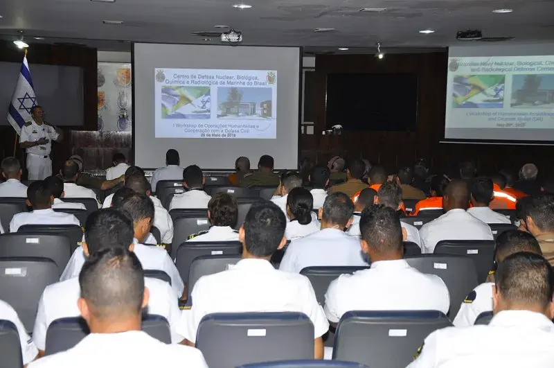 CMG (FN) Xerém apresentou o sistema de defesa NBQR da MB aplicado as Operações Humanitárias