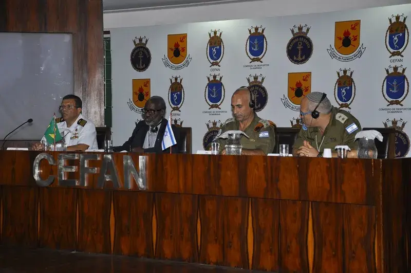 Da esquerda para a direita: CMG(FN) Xérem, Comandante do Centro de Defesa NBQR; CMG (RM1-FN) Jeferson, Moderador e Chefe do Depto de Acompanhamento do CDDCFN; Col. Golan Vach, NRU Commander e LTC Dr. Nehemia Blumberg - os dois últimos das Forças de Defesa de Israel
