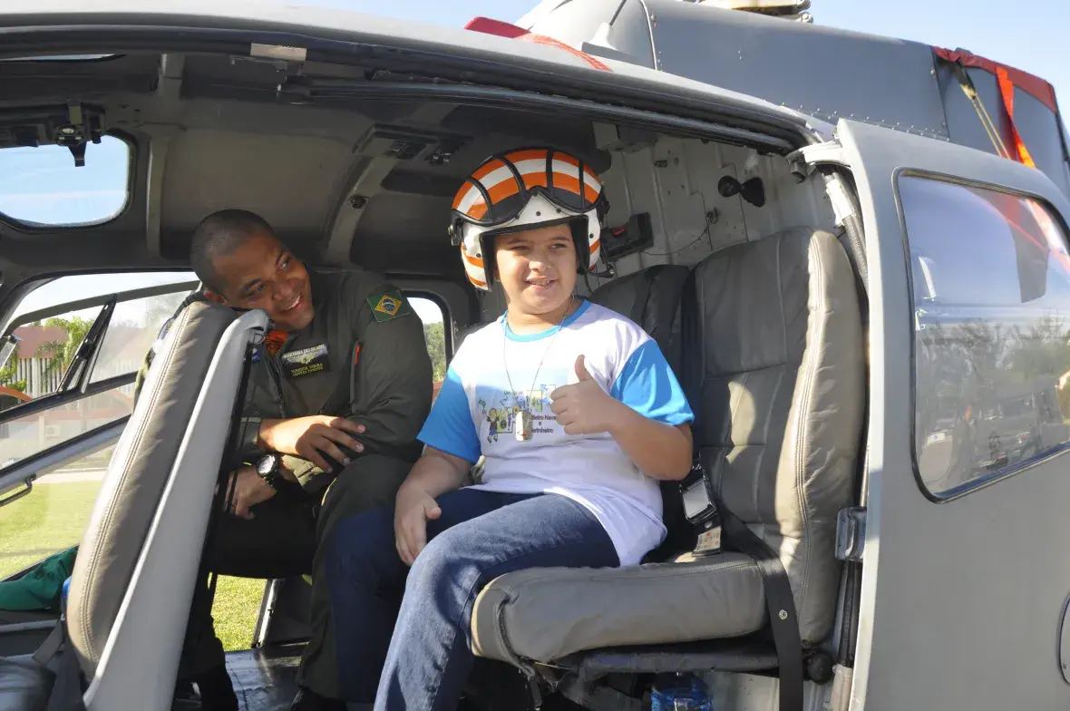 As crianças puderam conhecer viaturas blindadas e helicóptero