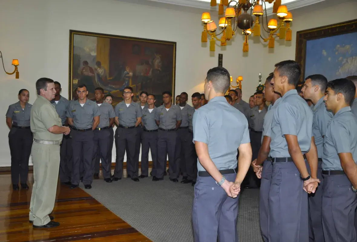 Durante visita, Comandante-Geral do CFN proferiu palavras de incentivo aos aspirantes da Escola Naval