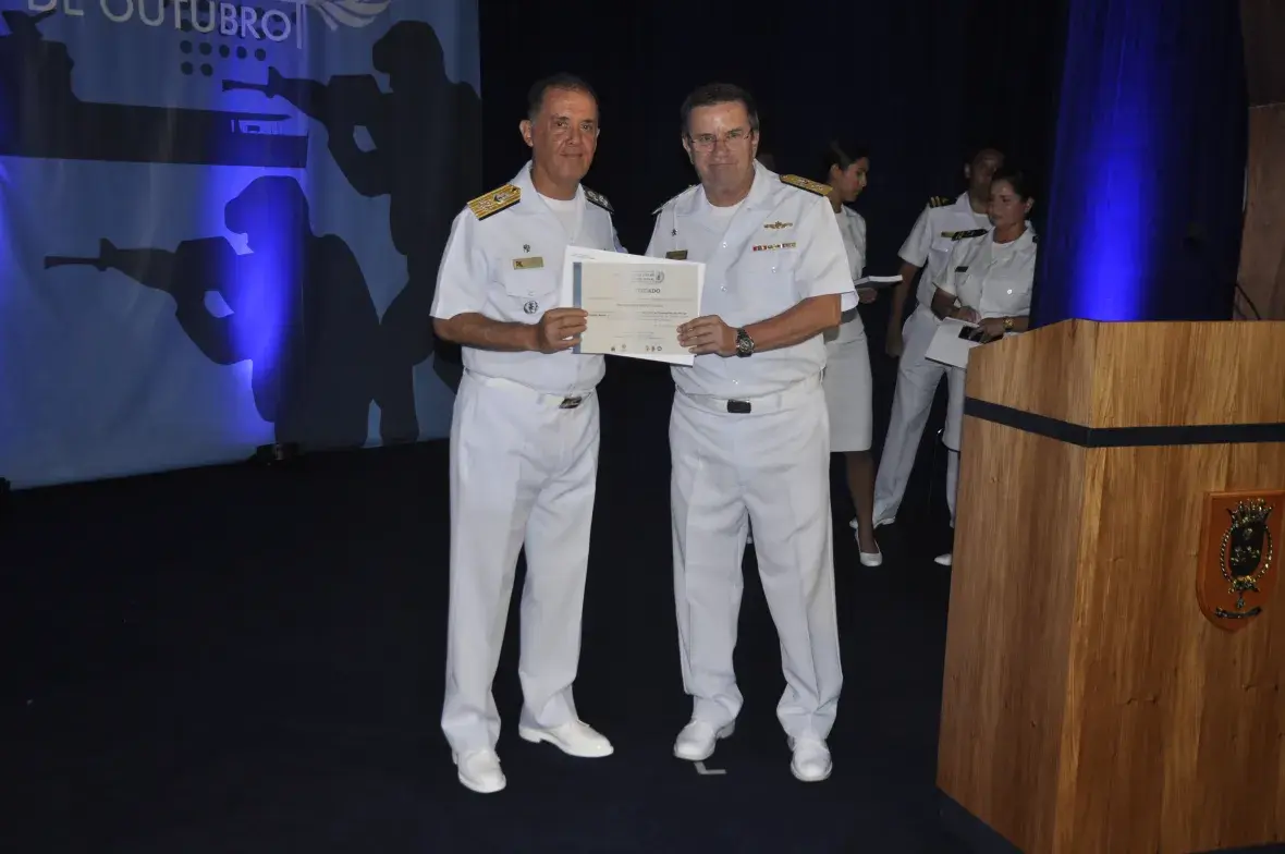 Comandante da Marinha foi presenteado pelo Comandante-Geral do CFN com um exemplar da edição