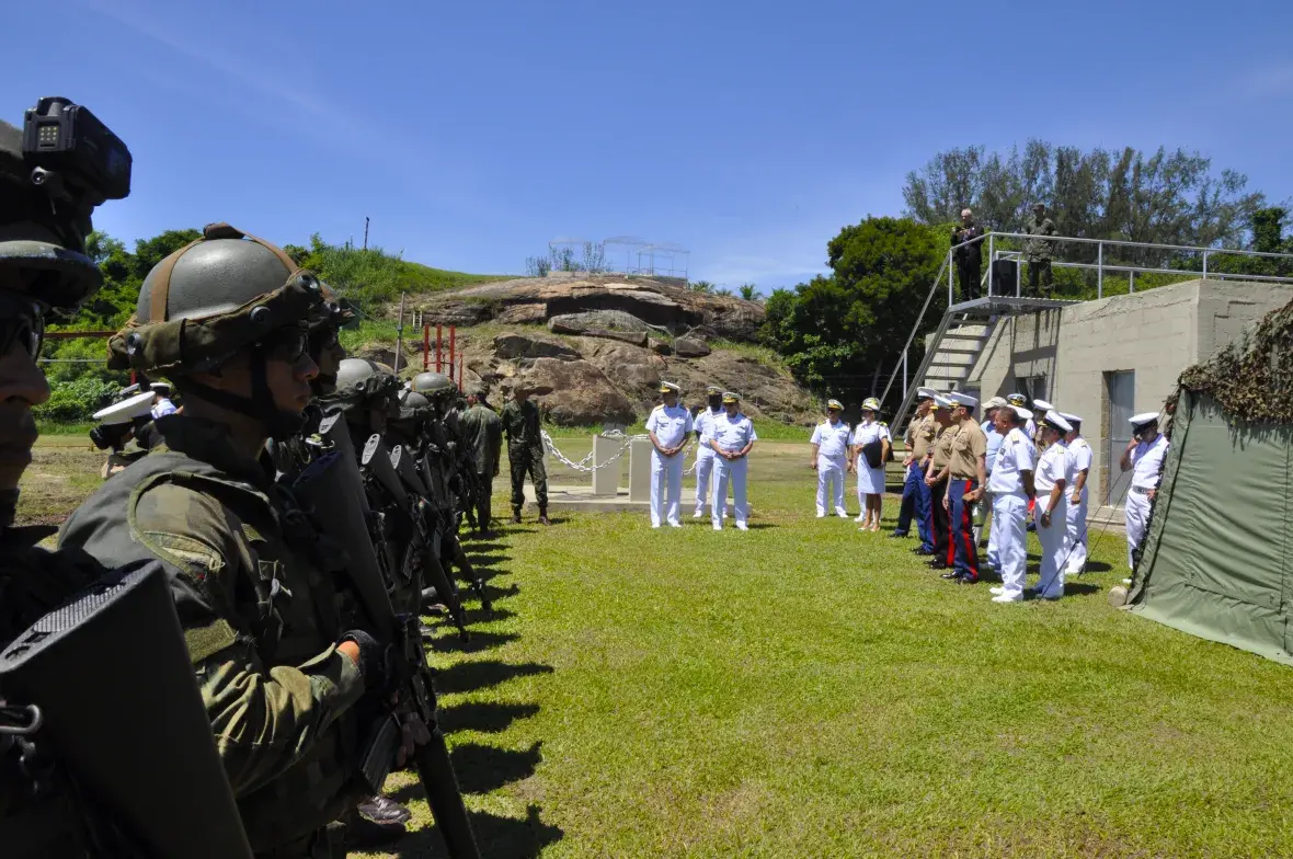 As comitivas assistiram a demonstrações operativas no 1º Batalhão de Infantaria de Fuzileiros Navais