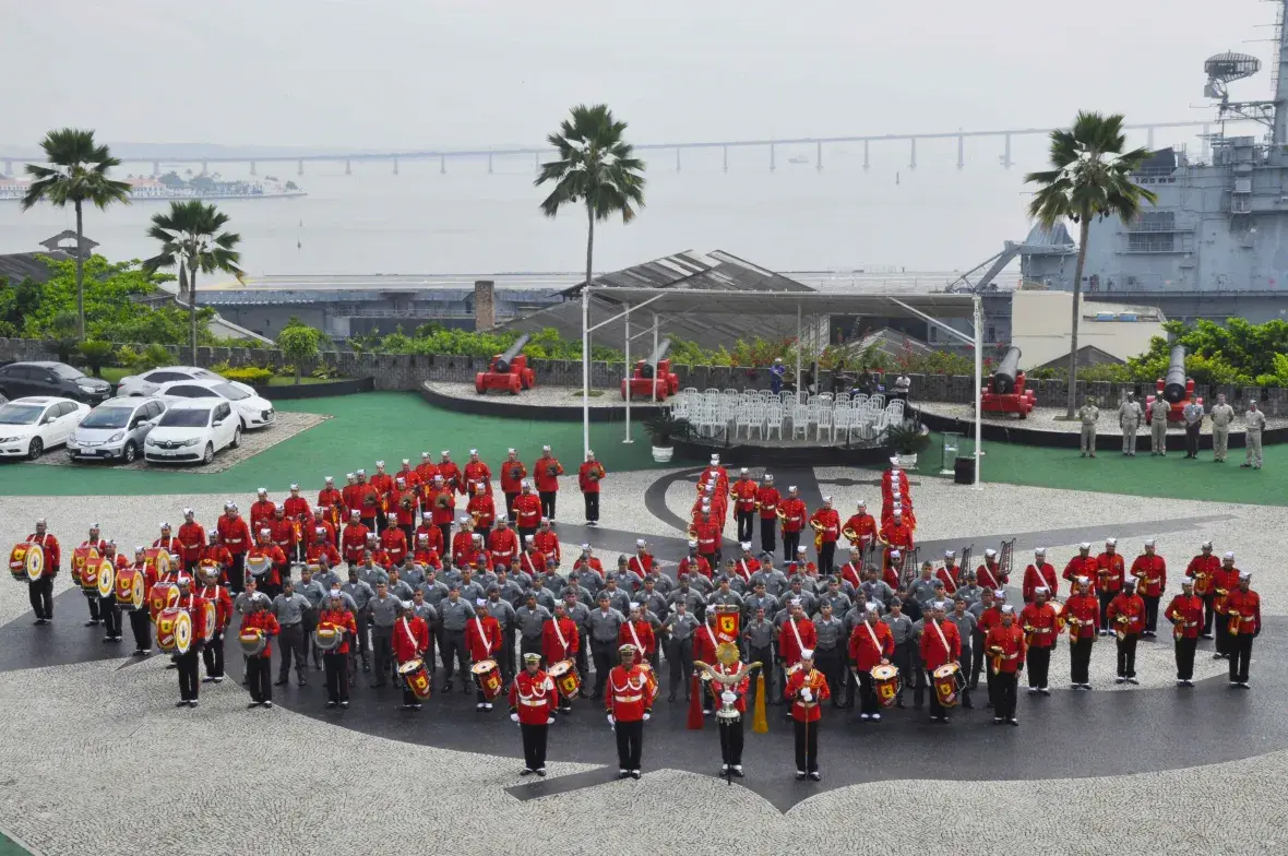 A Banda Marcial do CFN formou a figura de um veleiro e a sigla EN em homenagem aos visitantes