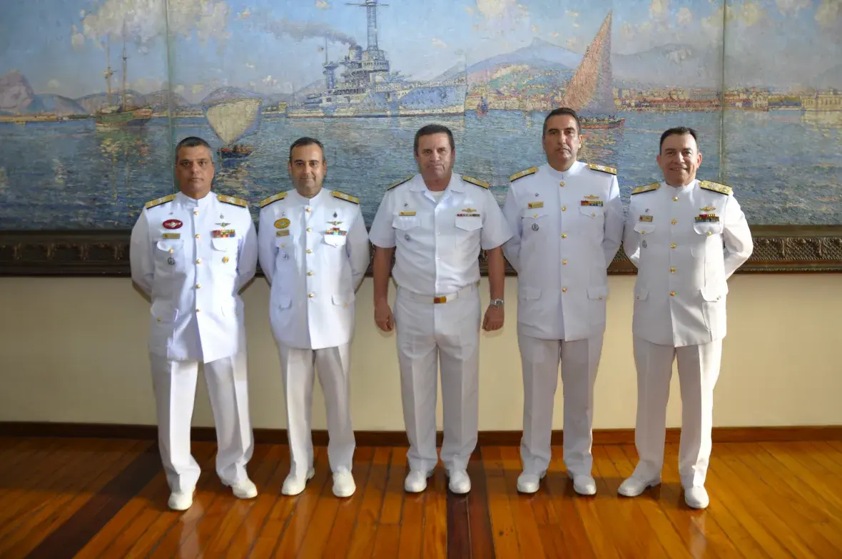 Os Capitães de Mar e Guerra Tinoco, Eduardo, Guimarães e Góis foram promovidos ao posto de Contra-Almirante
