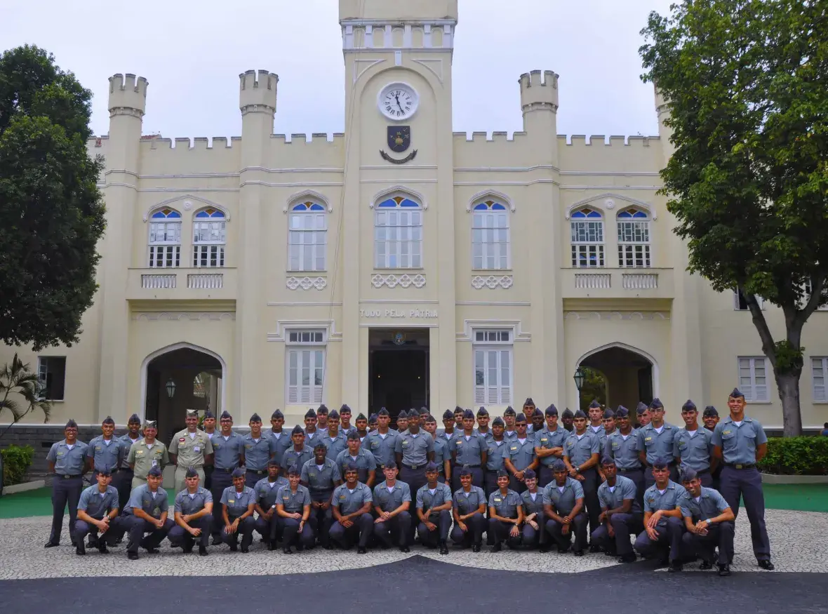 Cerca de 60 aspirantes da Escola Naval participaram da visita