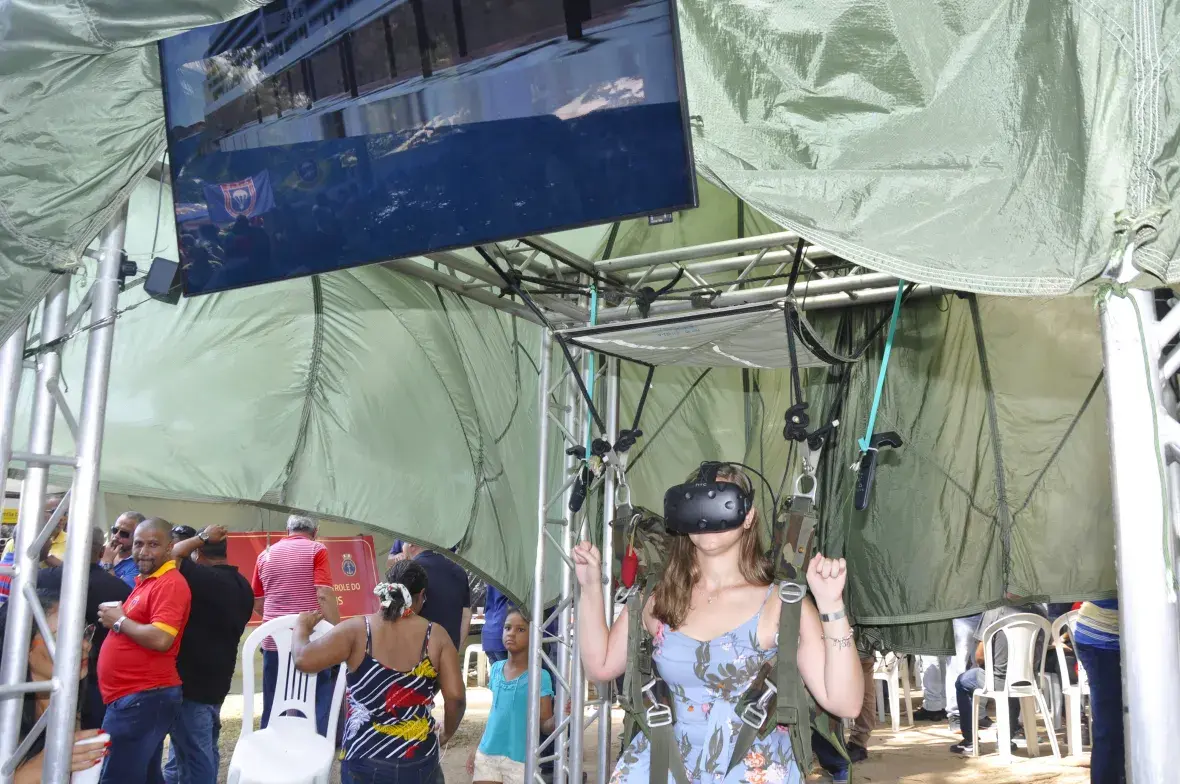Além das embarcações, um helicóptero foi empregado para simular resgate de refugiados em alto mar
