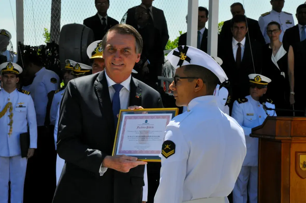 Durante a cerimônia, o Cabo Fuzileiro Padrão 2018 foi agraciado pelo presidente Jair Bolsonaro