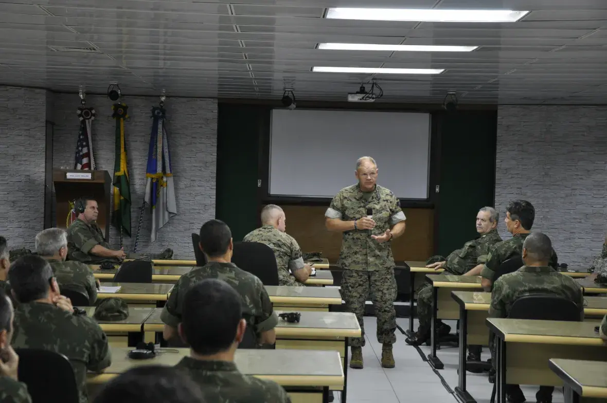 Durante a programação, o General Neller proferiu uma palestra sobre o Corpo de Fuzileiros Navais dos EUA