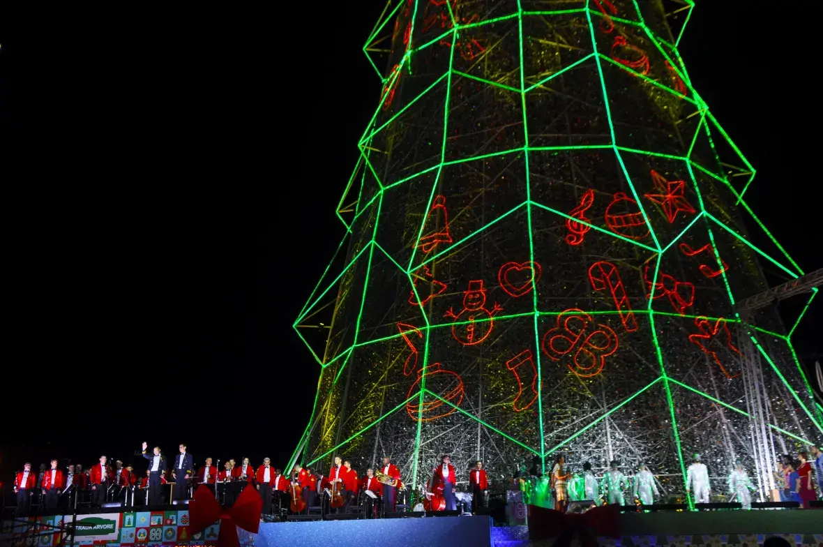 Inauguração da árvore de Natal do Barra Shopping contou com apresentação da Banda Sinfônica do CFN