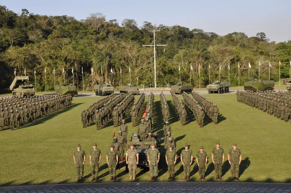 No Comando da Divisão Anfíbia, a comitiva assistiu a um desfile de Unidade Anfíbia