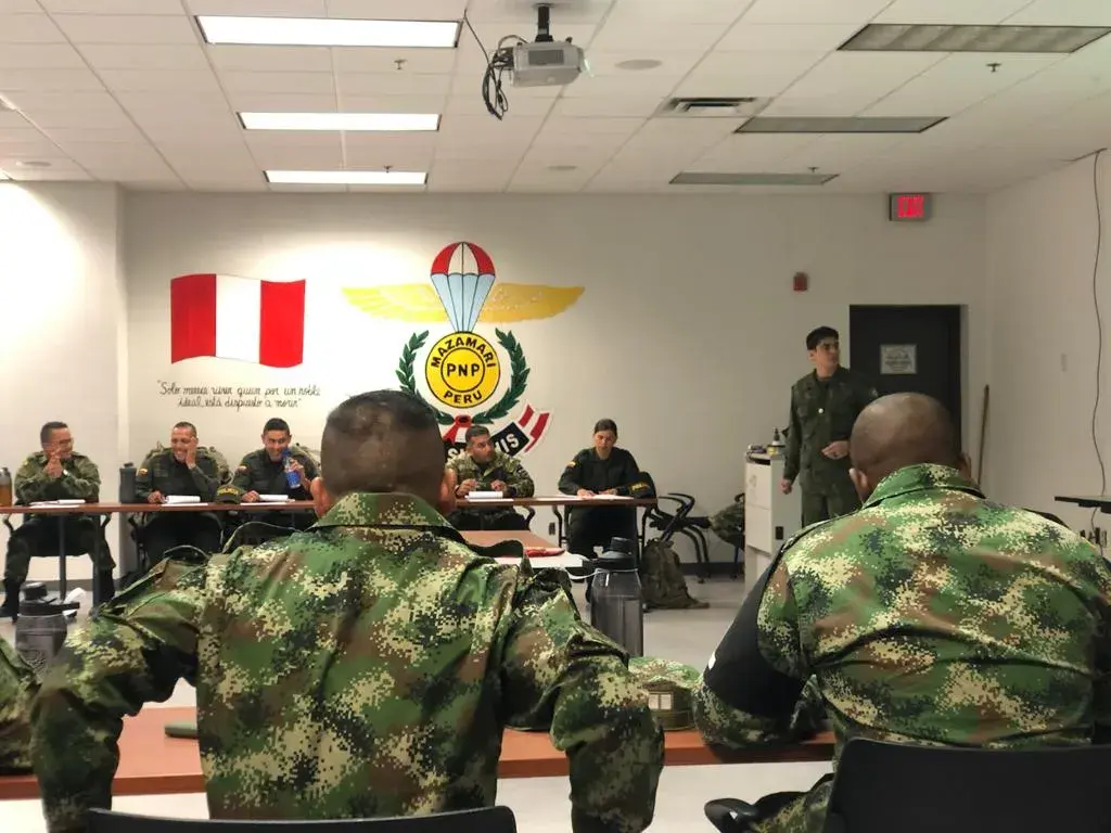 Eleito Instrutor do Ano, Capitão de Corveta (FN) Adelton concorreu com instrutores americanos e de outras 17 nacionalidades