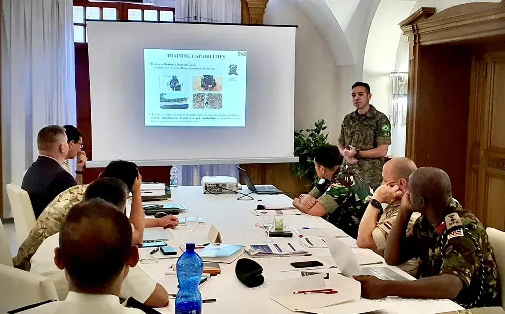 Representante da Marinha do Brasil, Capitão de Corveta (FN) Fernando Lima, ministra palestra sobre “Estratégia contra Artefatos Explosivos”