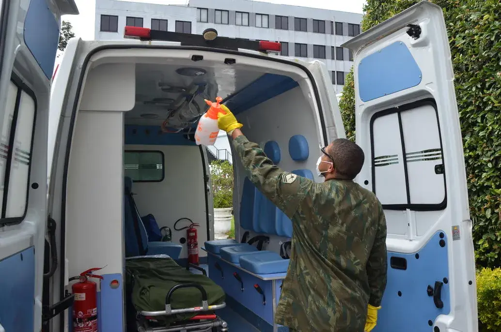 Militar realiza a desinfecção de ambulância