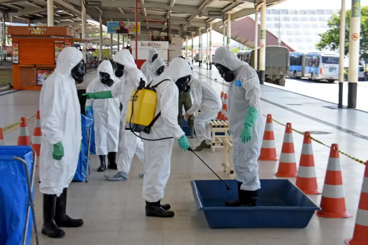 Ao término da ação, os militares passaram por um processo de descontaminação