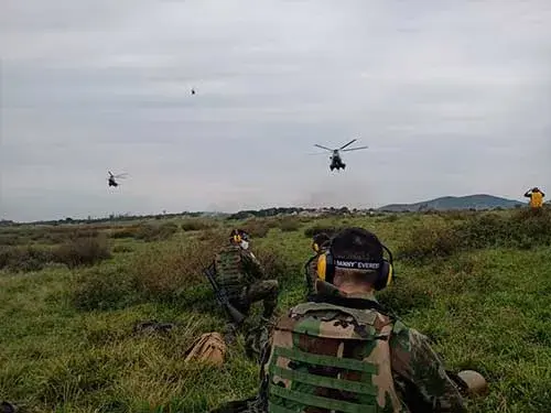 Fuzileiros Navais em adestramento conjunto com a Aviação Naval
