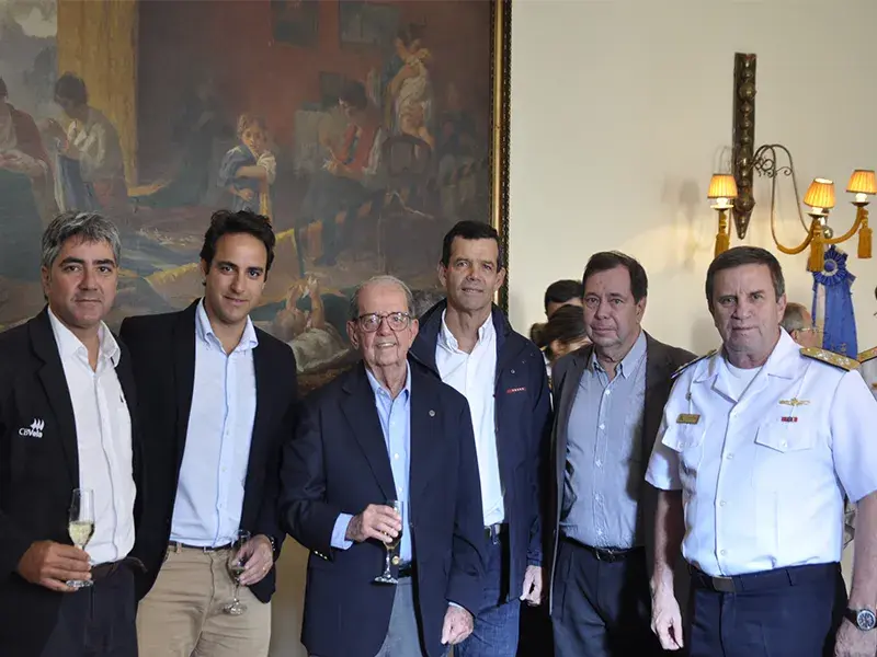 Estiveram presentes à cerimônia autoridades civis e militares e velejadores olímpicos
