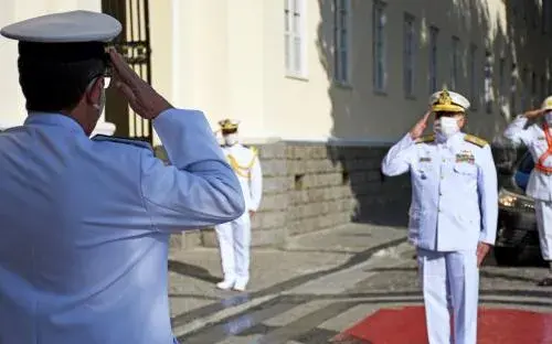 À ocasião, o Almirante Zuccaro visitou as instalações do CGCFN e cumprimentou a tripulação